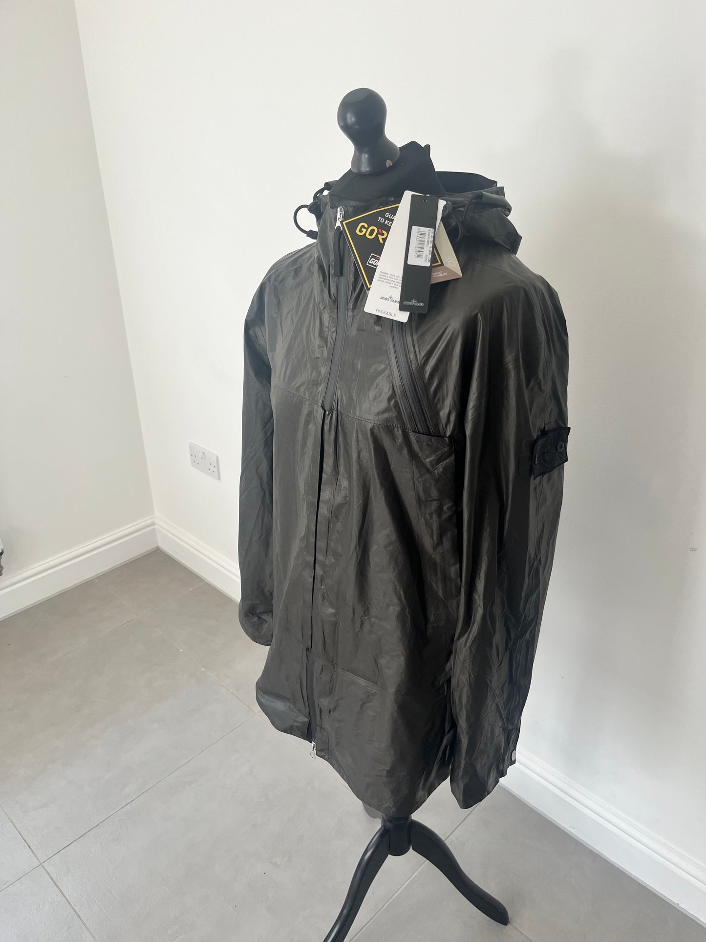Stone Island Shadow Project Permanent Water Repeller Gore-Tex Product With Shakedry Product Technology (Black)