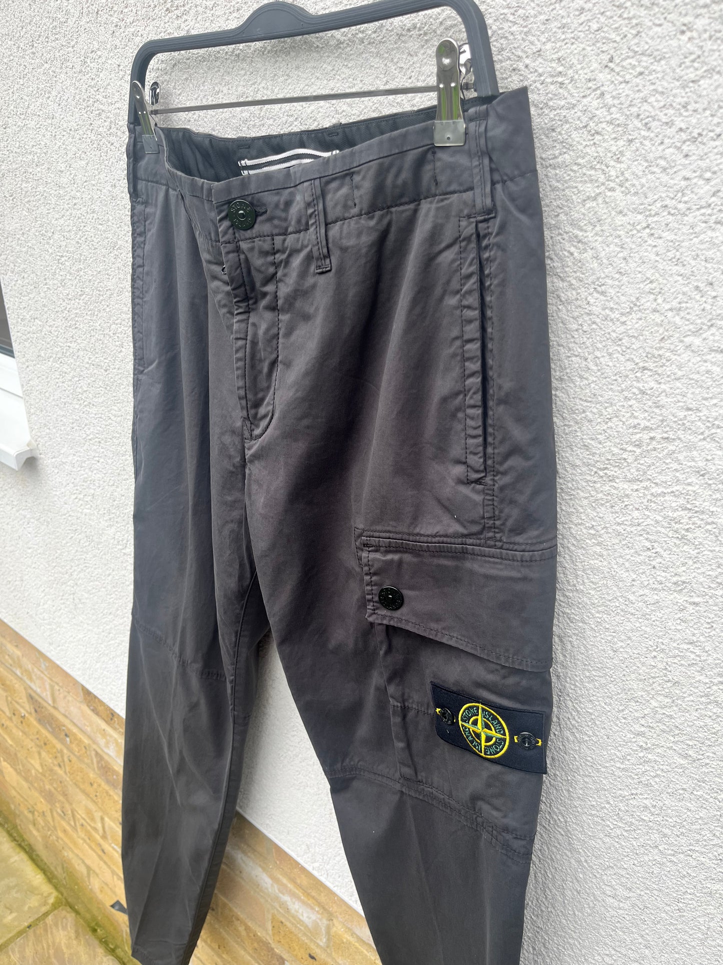 Stone Island Single Pocket Gabardine Cargo Pants (Charcoal)